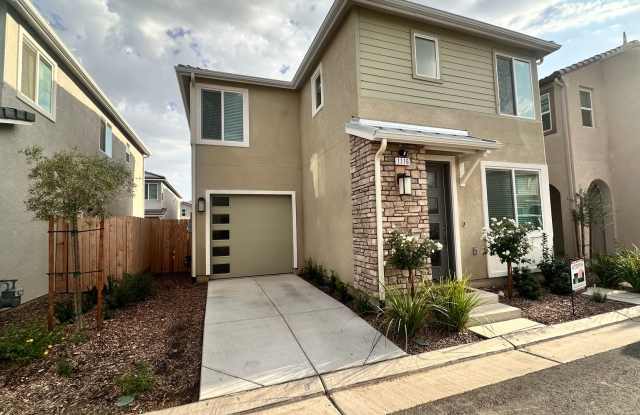 $300 - MOVE IN SPECIAL - Must See! 3 bedroom, 2 bathroom located in Beautiful Maderaa