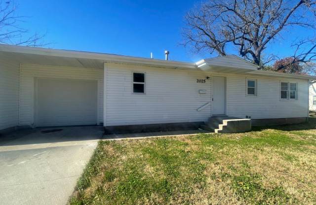 2025 N Pierce - 2025 North Pierce Avenue, Springfield, MO 65803