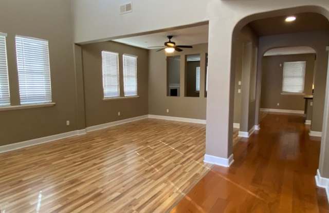 Lincoln Crossing 6 bedroom home with new carpet!