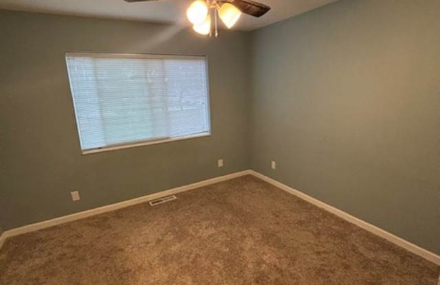 Photo of 1 Bedroom 1 Bath Apt. with huge garage in Newberg
