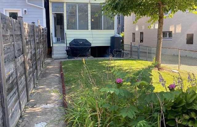 Photo of 1031 GIRARD Street NE