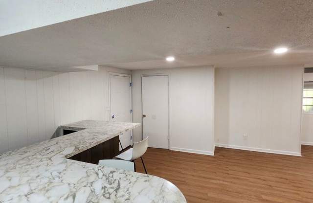 The House Boat Garage Apartment