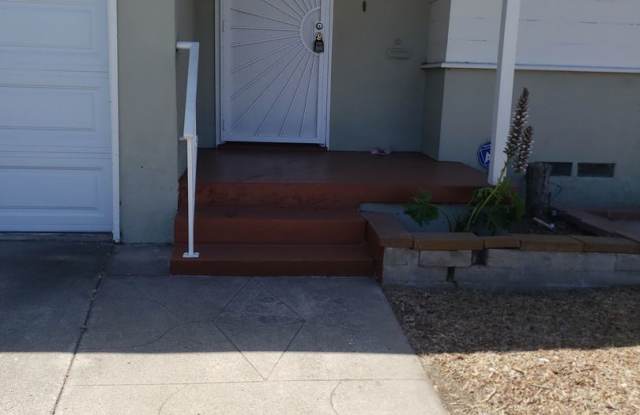 Cul de Sac living on large lot in El Cerrito Heights