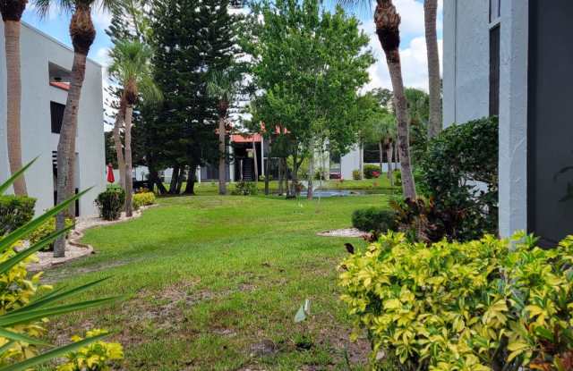 Seasonal/short term 2/2 ground floor condo downtown Sarasota.