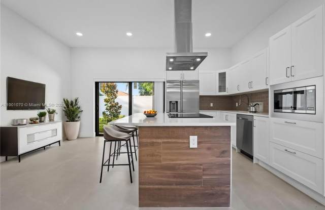 1041 W Lakewood Road, West Palm Beach, FL 33405