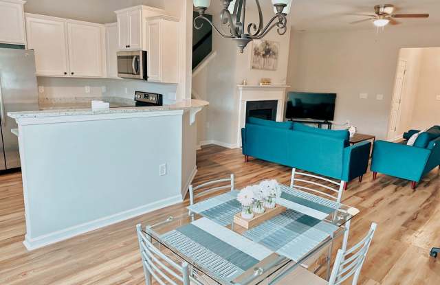 Room in 3 Bedroom Home at Kudzu St