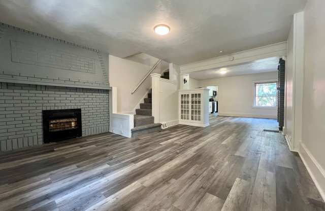 Charming Three Bedroom Townhouse in Squirrel Hill! Covered Front Porch + Back Yard! Call Today!