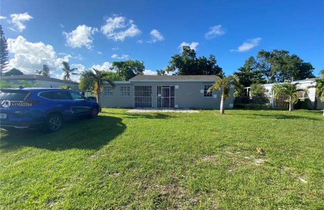 1121 NE 139 Street - 1121 NE 139 St, North Miami, FL 33161