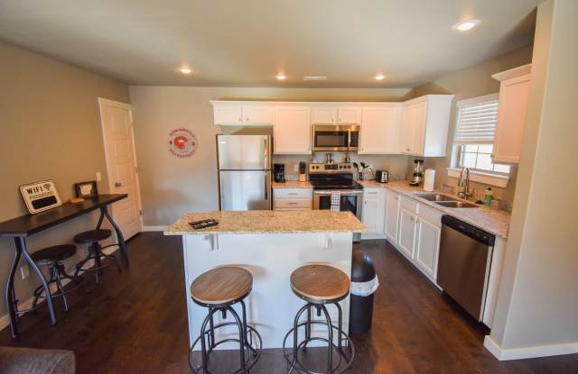 Fully Furnished Condo!! 3 bedroom 2.5 bath minutes from the U of A!!!!