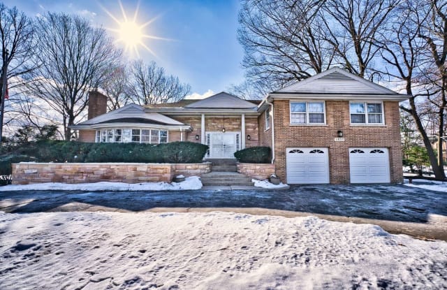 4833 West Pratt Avenue - 4833 West Pratt Avenue, Lincolnwood, IL 60712