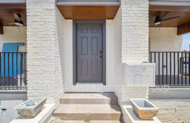 1437 1/2 S Peoria Ave