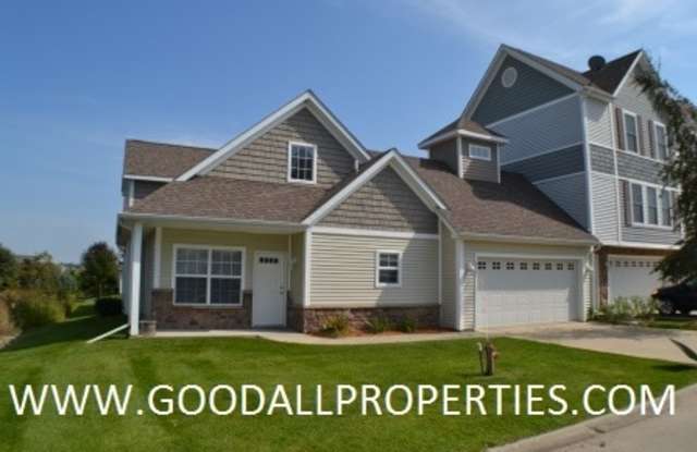 3 Bedroom, 2 1/2 Bath Townhome in Urbandale