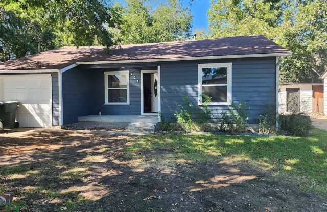Cute & Clean Home with Large Fenced Yard Pet Friendly!
