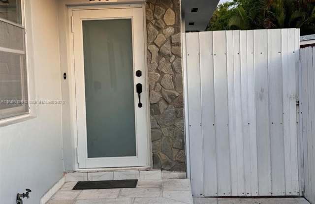 2462 NW 28th St
