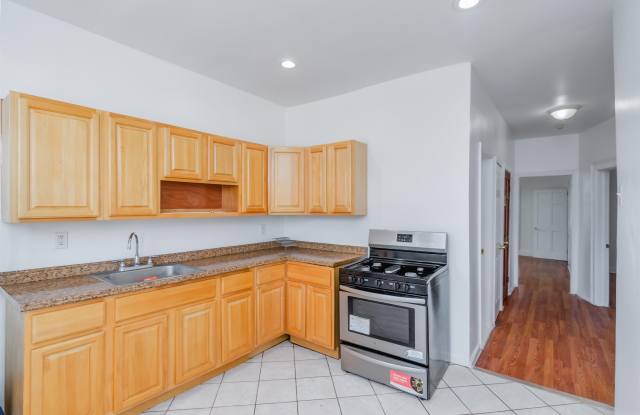 404 DANFORTH AVE