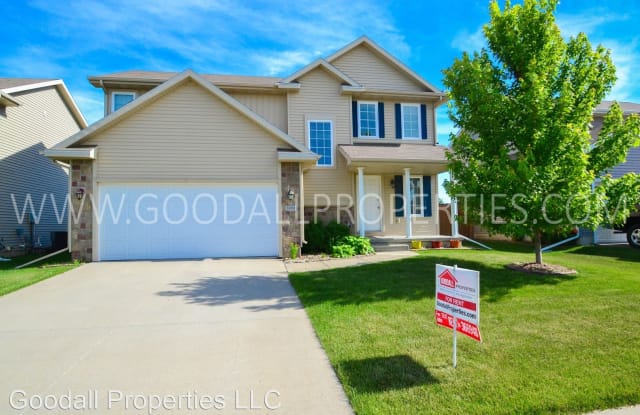 9450 Red Sunset Dr - 9450 Red Sunset Dr, West Des Moines, IA 50266