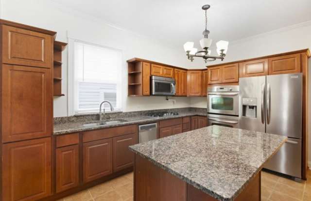 Photo of 2441 N Avers