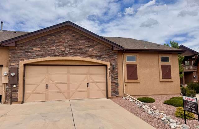 Gorgeous 4 Bedroom Townhome in Briargate
