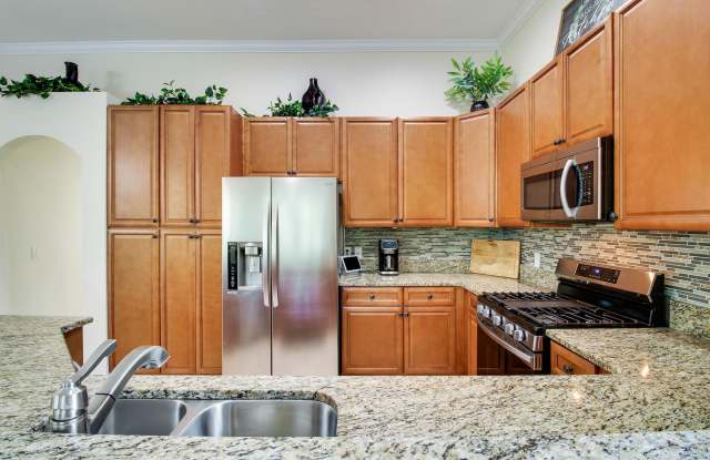 421 SW Crabapple Cove