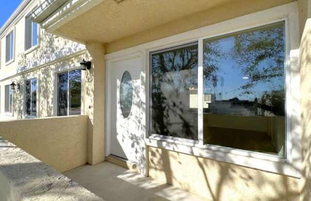 1102 Donax Ave