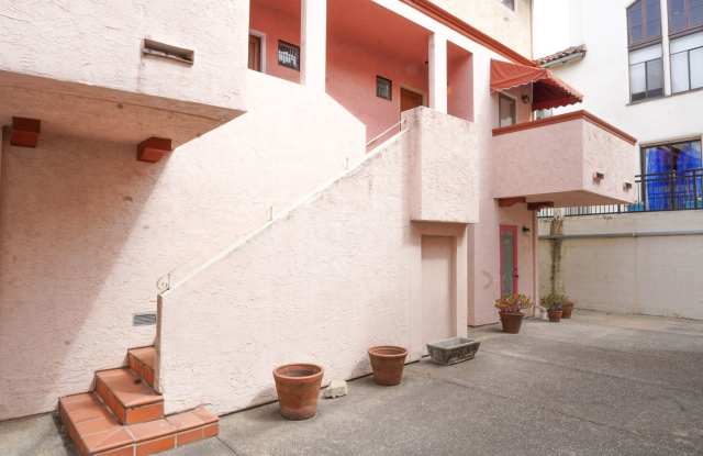 2 Bedroom Condo Close to UC Berkeley!