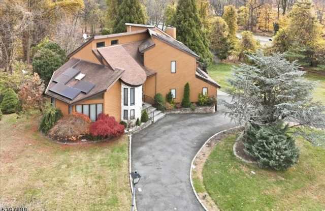 Photo of 1605 Justin Pl