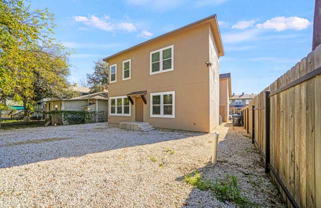 Photo of 619 E Woodlawn