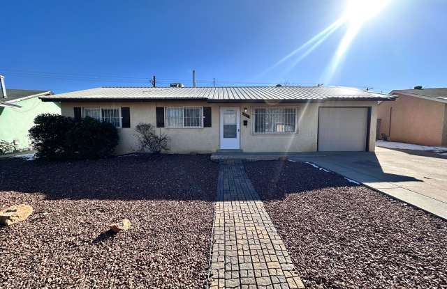 3BD/1BA Home with Newly Remodeled Kitchen