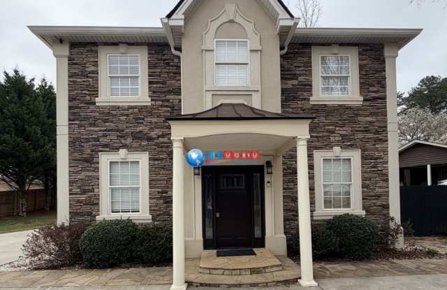 Nice 2-story house in the City of BUFORD schools + separate in-law suite