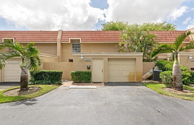 19828 Bob O Link Dr - 19828 Bobolink Dr, Country Club, FL 33015