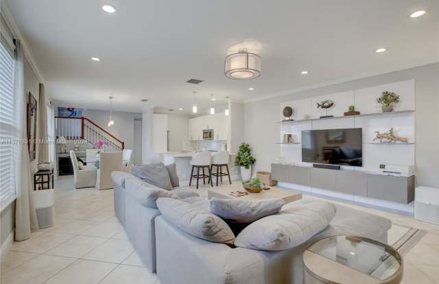 605 SW 10th St
