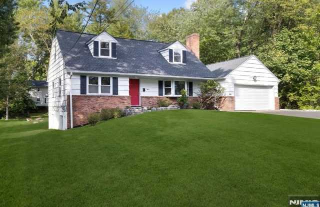 Photo of 947 E Glen Avenue