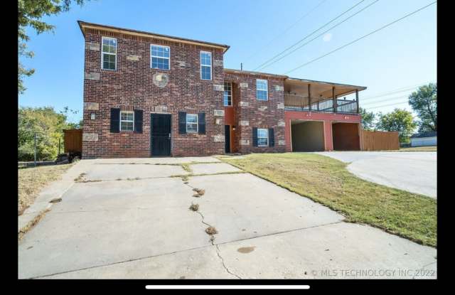 Huge Home Minutes from Downtown Tulsa