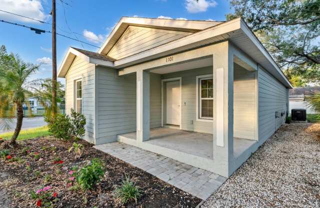 Enchanting 4-Bed 2-Bath Bungalow: Bradenton Oasis, Available Now! photos photos