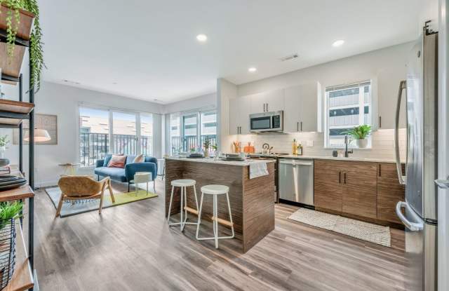 Photo of Blvd & Bond