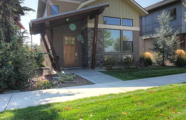1241 E Lone Creek