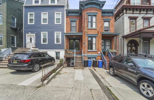 18 MAGNOLIA AVE