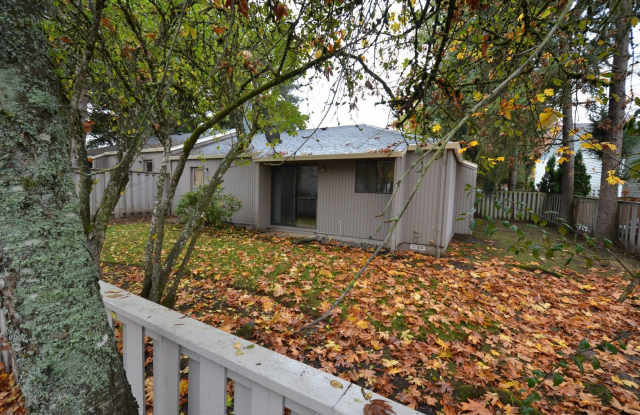 Bright & Beautiful Townhome- Fully Remodeled Kitchen and Bathrooms - Spacious Yard!