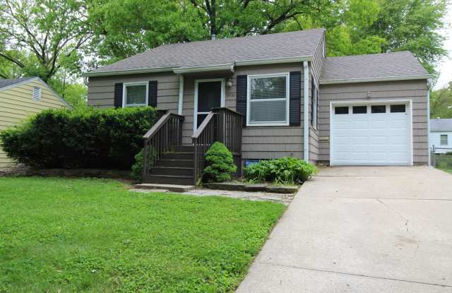 August FREE On This 2 Bedroom 1 Bath Home In Roeland Park