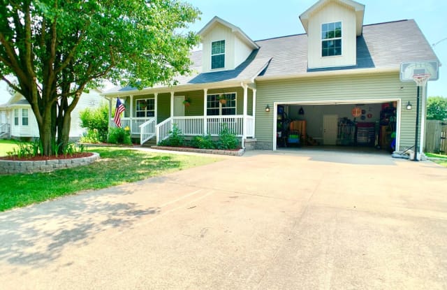 819 Stableford Dr - 819 Stableford Lane, Oak Grove, KY 42262