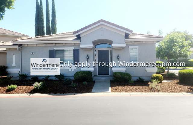 Bright 3 bedroom, 2 bath in Gated Community of Bentley Square!