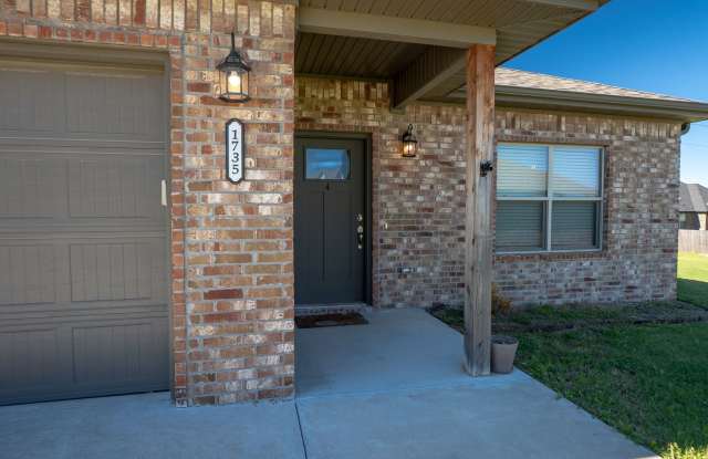 Spacious 3 bed 2 bath in Pea Ridge