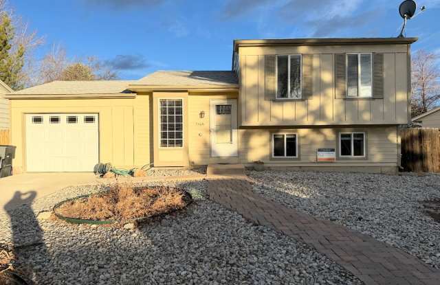 Cozy home 4 bedroom, 2 bath Longmont home! Available NOW!