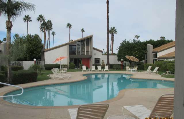 1718 E Camino Parocela