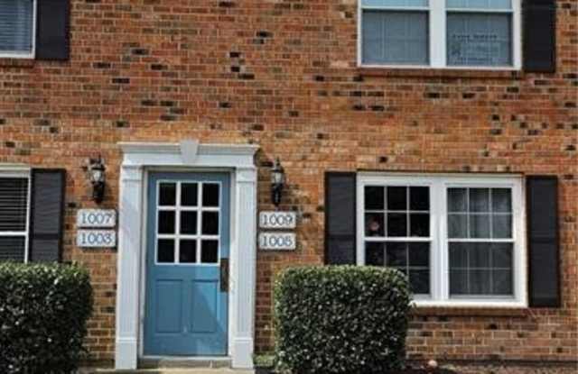 1009 Barclay Square