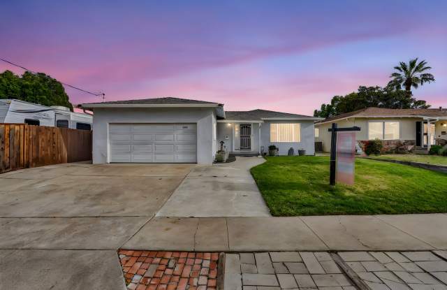 Photo of CENTRALLY LOCATED 3 BD/2BATH SINGLE STORY HOME..