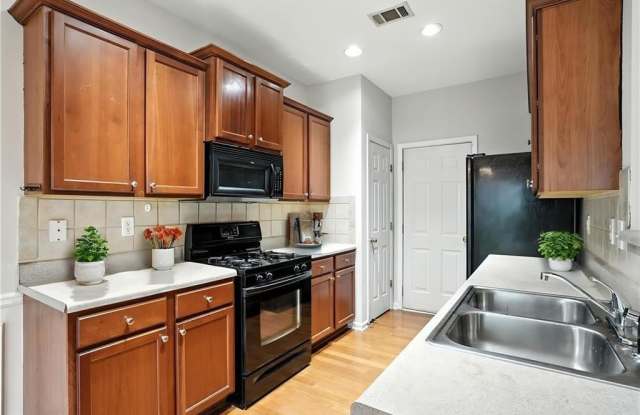 2263 Leicester Way SE