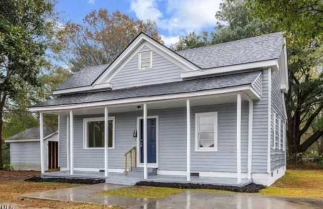 Three Bedroom Home! - 509 South Washington Avenue, Dunn, NC 28334