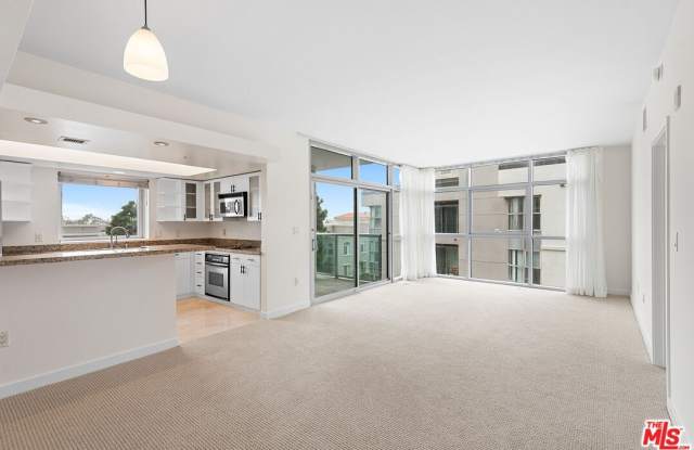 13700 Marina Pointe Dr unit: 517