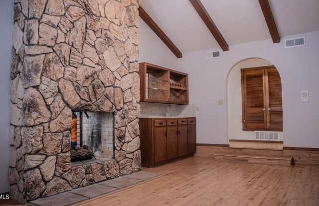 4521 R L SHOEMAKER Drive